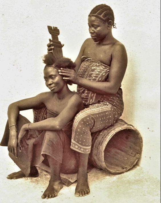 Woman from Zanzibar combing hair with a traditional comb